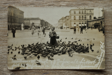 AK München / 1920-1930er Jahre / Foto / Taubenmutterl 73 Jahre alt / Odeonsplatz